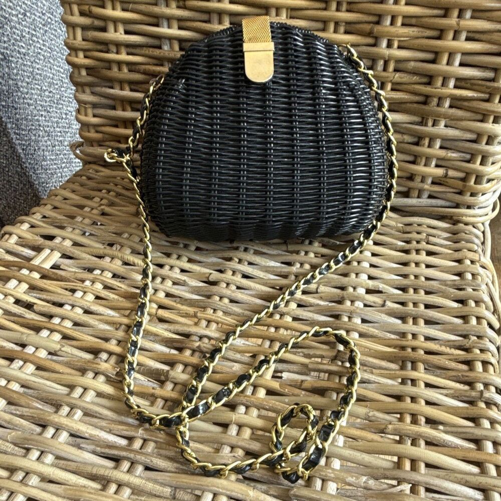 Vintage Empire Orr woven wickerBlack clamshell  Crossbody Bag  Gold Chain Strap